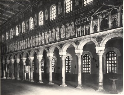 Vista interior de la nave con mosaicos que representan la Procesión de los Mártires de Byzantine School